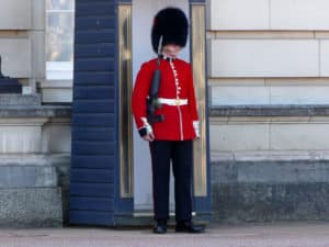 Buckingham Palace Wache mit Fellmütze verzieht keine Miene 🥇