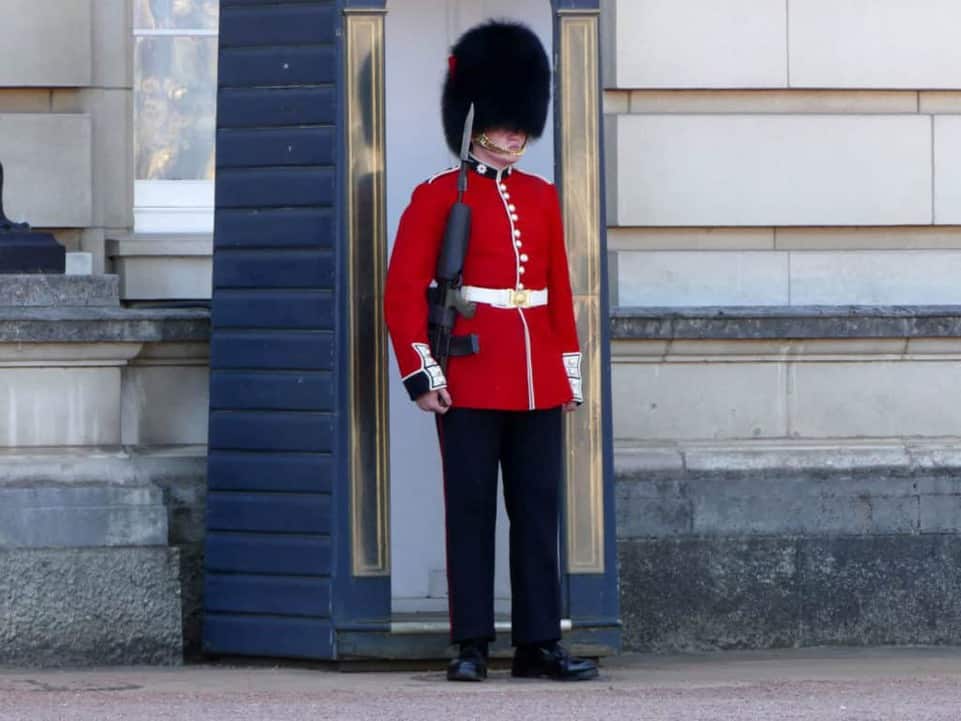 Buckingham Palace Wache Mit Fellmutze Verzieht Keine Miene Londonausflug De