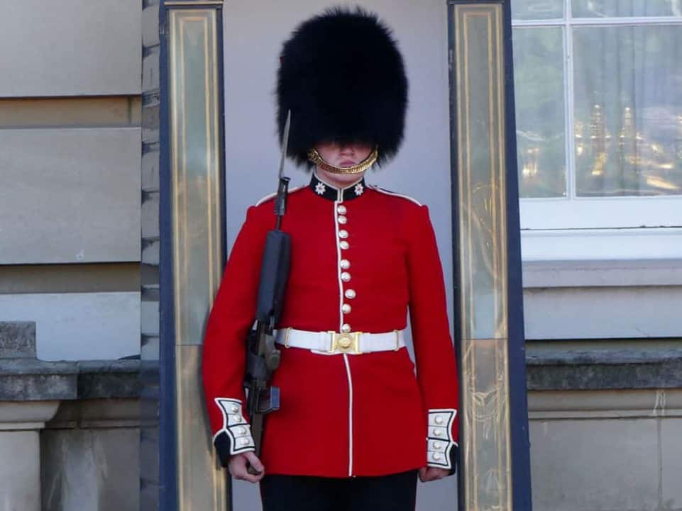 Buckingham Palace Wache mit Fellmütze verzieht keine Miene 🥇